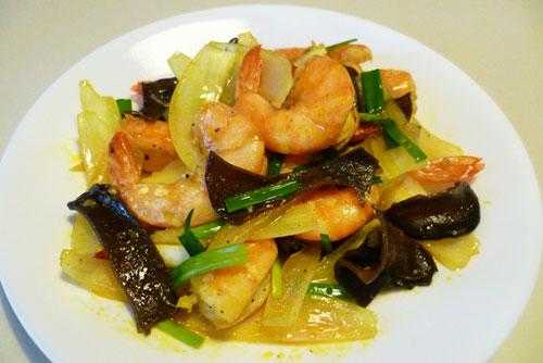 Tôm rim nấm mèo và hành tây