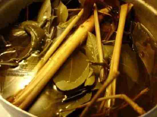 Nồi lá xông hơi giải cảm thường được dùng ở làng quê