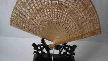 Quạt đàn hương – chuyện xưa tích cũ