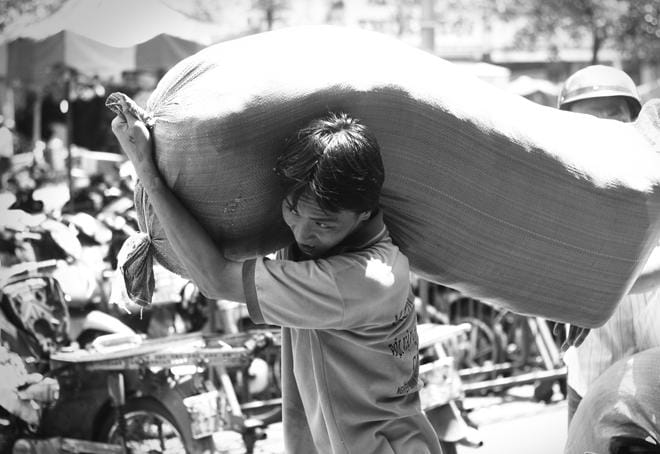 Phu bốc vác oằn lưng tải hàng