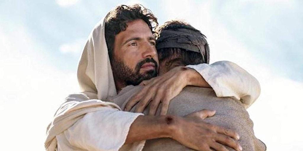 Chúa ôm con che chở tình thương