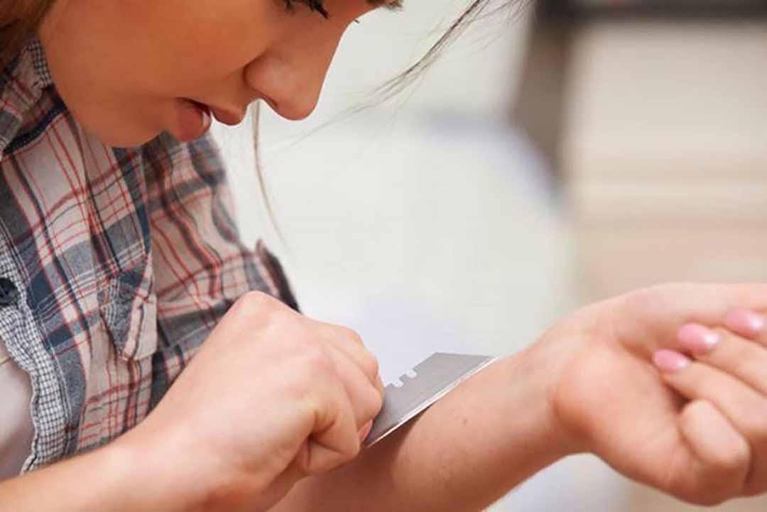 Tự làm tổn thương mình
