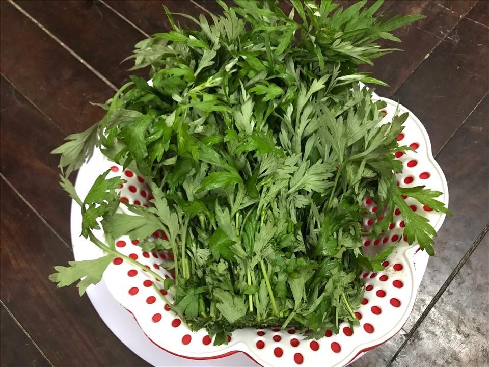 Lá ngải cứu trị đau bụng kinh