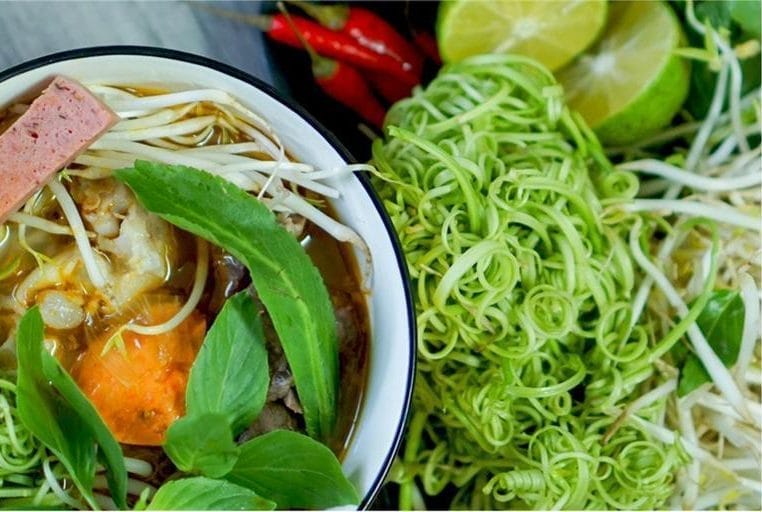 Rau ngò gai trong món bún