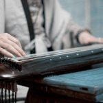 Gảy đàn cổ cầm