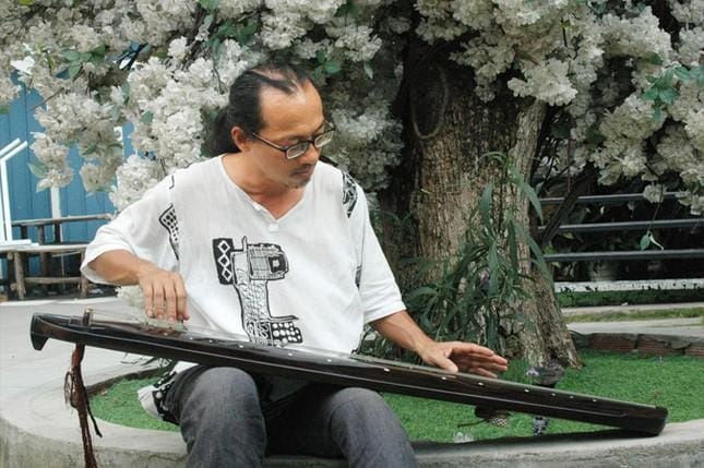 Nhà nghiên cứu Hà Vũ Trọng bên cạnh cổ cầm