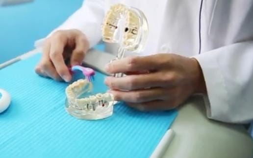 Chải cả lưỡi (hôi miệng phải làm sao)