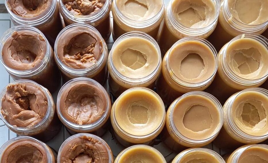 Đường thốt nốt thật màu vàng đậm và nhạt