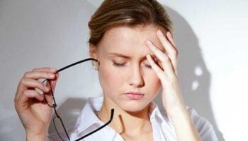 Đứng lên chóng mặt, choáng váng, xây xẩm là bệnh gì?