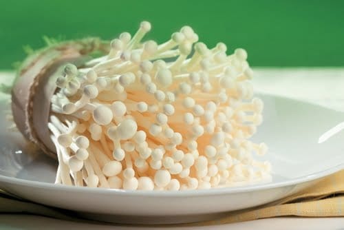 Nấm kim châm kỵ với gì