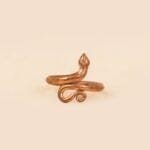 Chiếc nhẫn bằng đồng hình con rắn