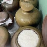 Muối hạt trong chum hũ