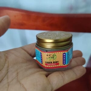 (Trung Quốc) Dầu cù là con cọp vàng thơm dịu, dùng như dầu gió, giảm nhức mỏi do hàn lạnh, xương cốt tê mỏi lạnh, ít vận động