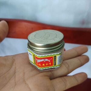 (Trung Quốc) Dầu cù là con cọp trắng thơm mát, dùng như dầu gió, giảm nhức mỏi do hàn lạnh, xương cốt tê mỏi, ít vận động